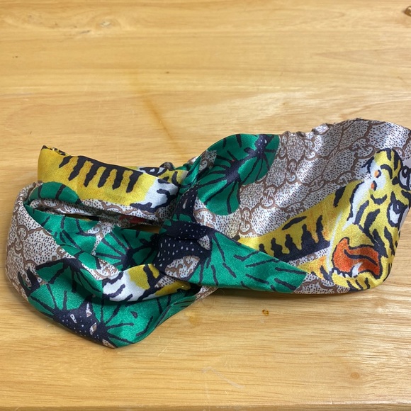 Accessories - Fashionable Head Band--new/never worn